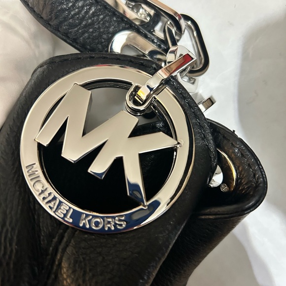 NWOT🔥Michael Kors Fulton Black Pebbled Leather Shoulder Bag, dust bag included. - Picture 3 of 16